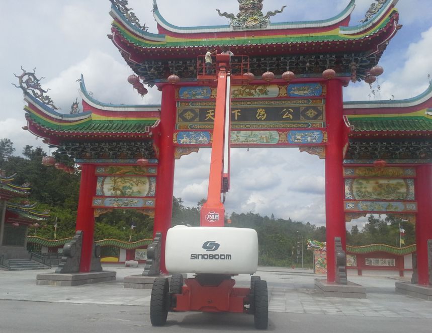 高空作业平台现身马来西亚佛教寺庙