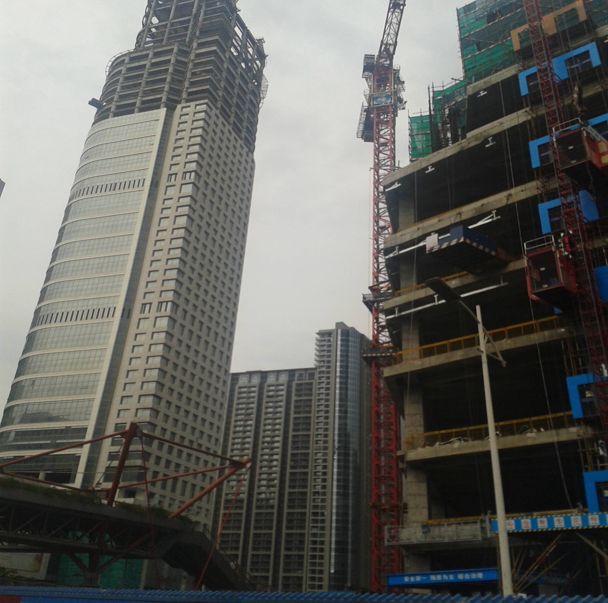 星邦重工剪叉式高空作业平台助力广州东塔