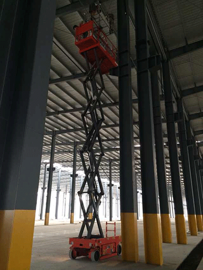 施工人员正在使用星邦剪叉式高空作业平台进行涂装