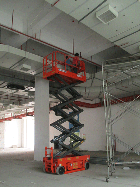 星邦重工剪叉式高空作业平台用于车库建设