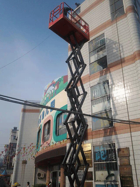 星邦高空作业平台对聊城幼儿园墙面进行维护