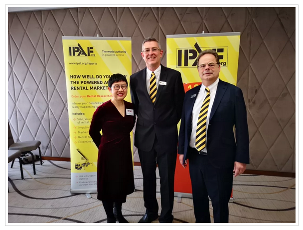 ▲星邦重工总经理许红霞与IPAF CEO TIM（右一）及新一届IPAF主席BRAD（中）合影
