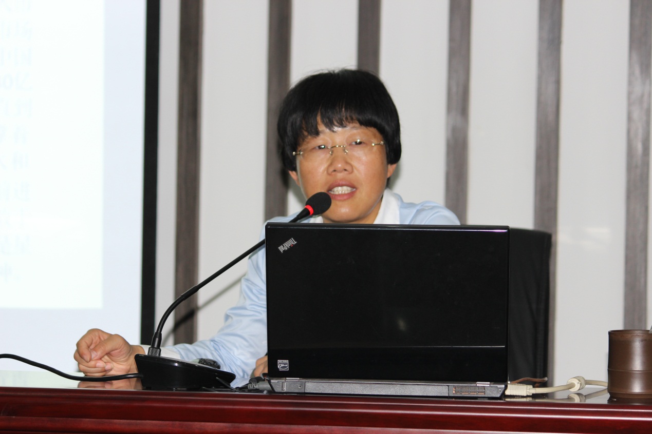 公司总经理许红霞女士为员工进行企业文化培训